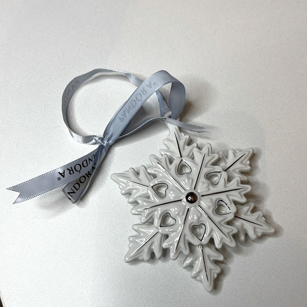 Pandora Limited Edition 2015 Snowflake Holiday Ornament